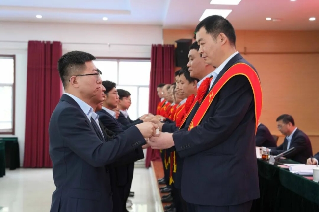 青年人才的成长，，，，，，，，离不开前辈专家.jpeg
